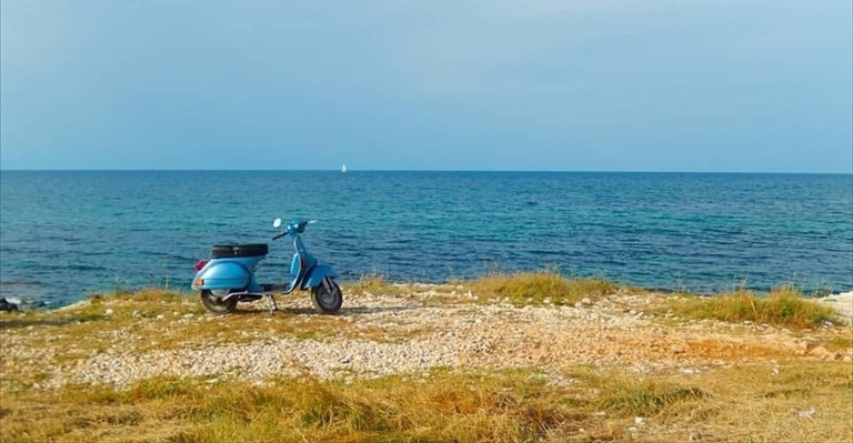 Vespa in riva al mare