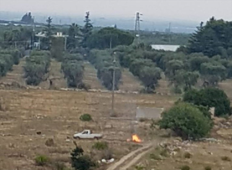 Da giorni brucia i rifiuti in un terreno di periferia. «Abbiamo le foto