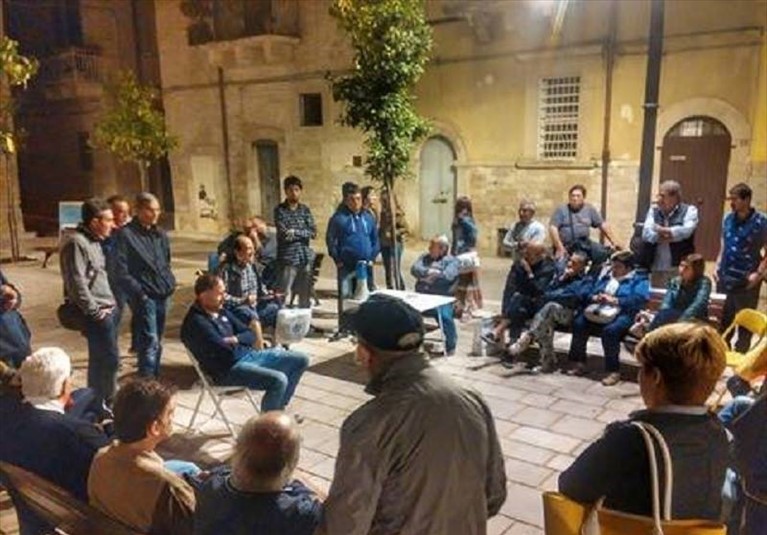 assemblea all'aperto di città civile