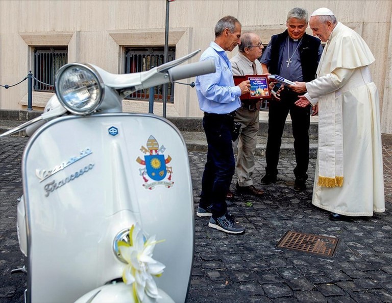 La Vespa donata a Papa Francesco
