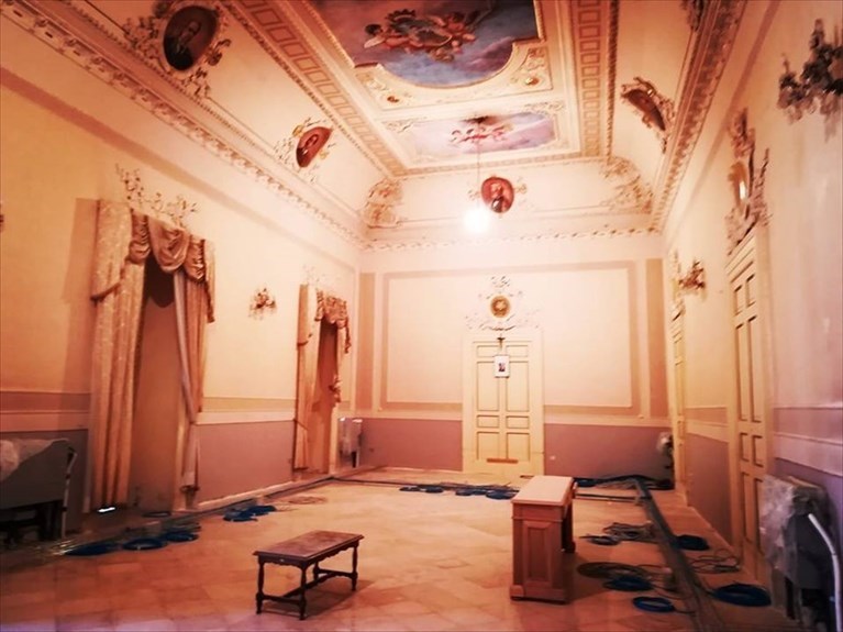 La Soprintendenza: «Le opere realizzate nella Sala consiliare del Comune sono senza autorizzazione»