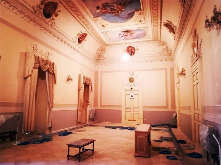 La Soprintendenza: «Le opere realizzate nella Sala consiliare del Comune sono senza autorizzazione»