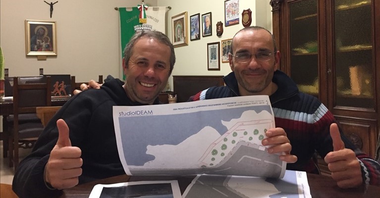 Luca Mazzone spiega il progetto al sindaco Depalma