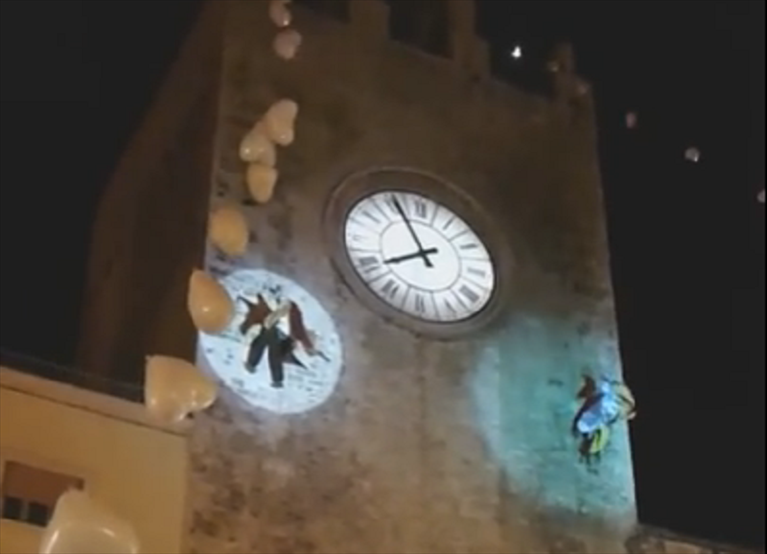 San Nicola scende dalla Torre dell'Orologio