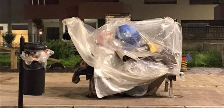 Il senzatetto che viveva su una panchina a Salnitro