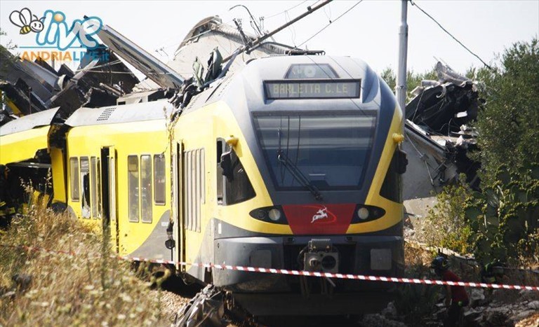Scontro fra due treni sulla Bari Nord