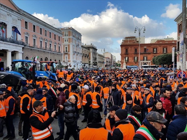 A Bari i "gilet arancioni"