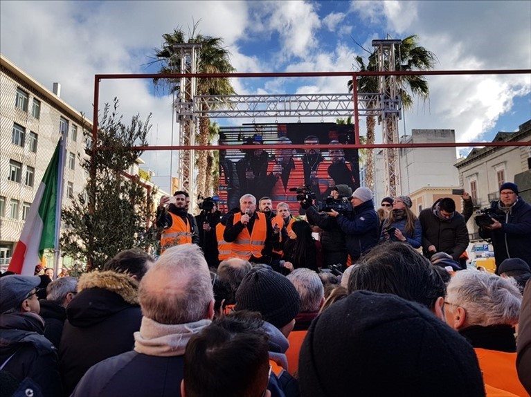 A Bari i "gilet arancioni"