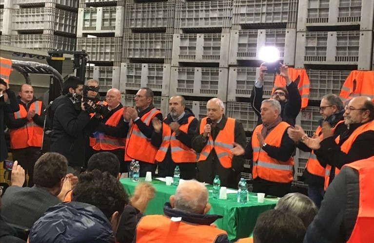 Gilet arancioni a Ruvo