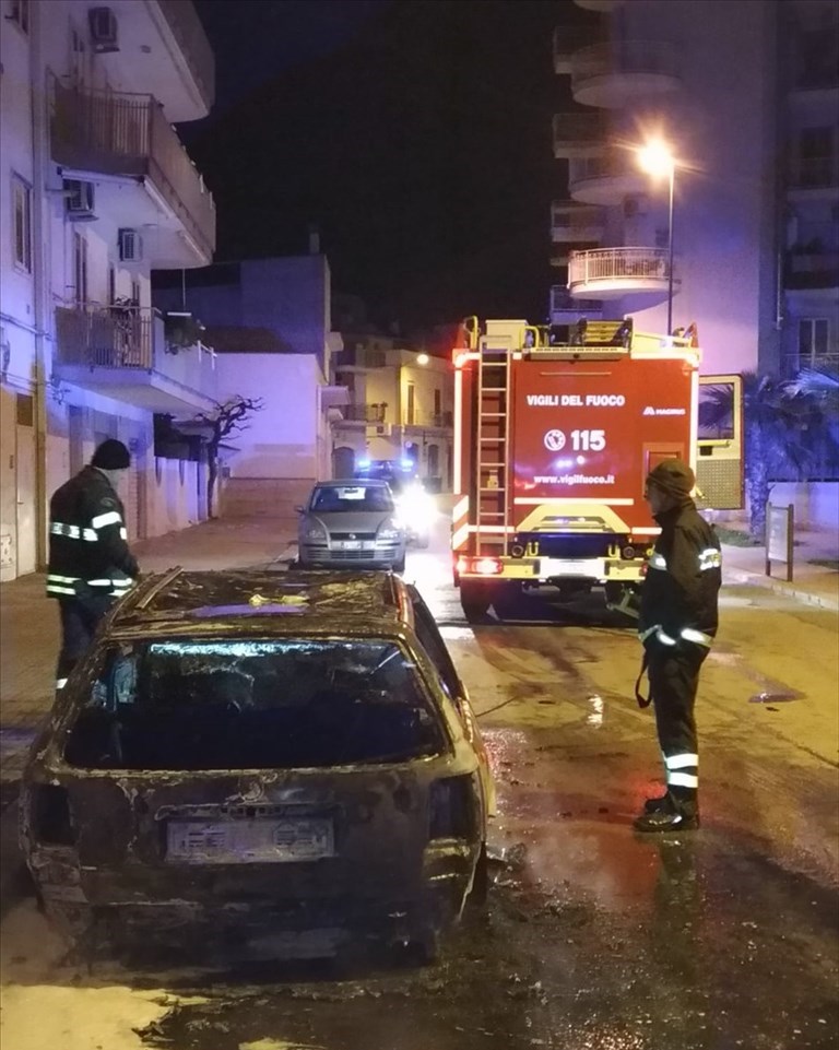 in fiamme un'auto