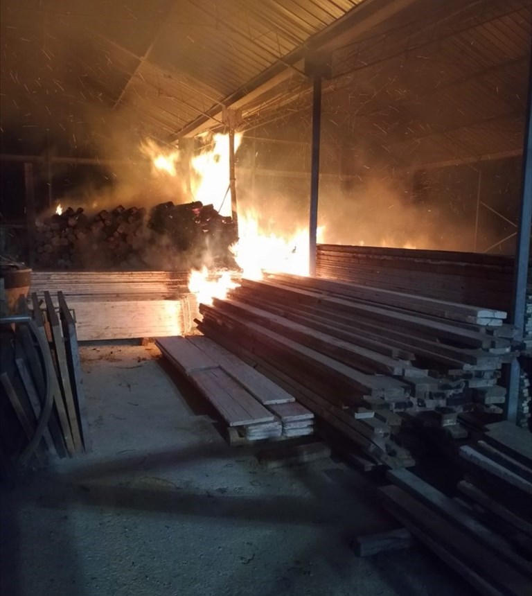 Incendio in un deposito in Via Torre del Musico