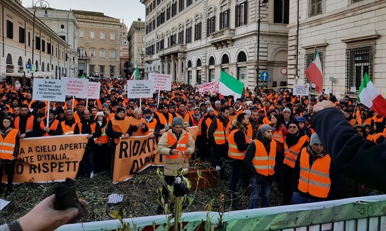 I gilet arancioni manifestano a Roma