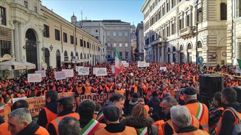 Gilet arancioni a Roma