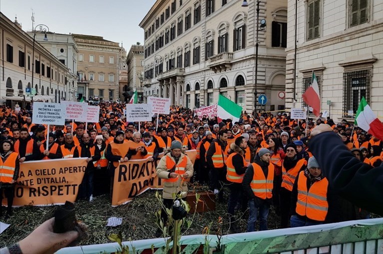 I gilet arancioni manifestano a Roma