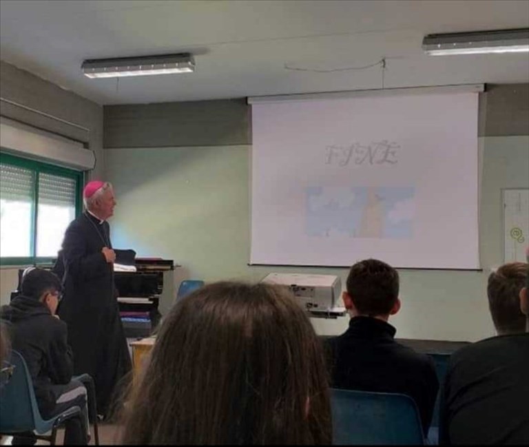 Il Vescovo Cornacchia fa visita agli studenti della Gesmundo-Moro-Fiore
