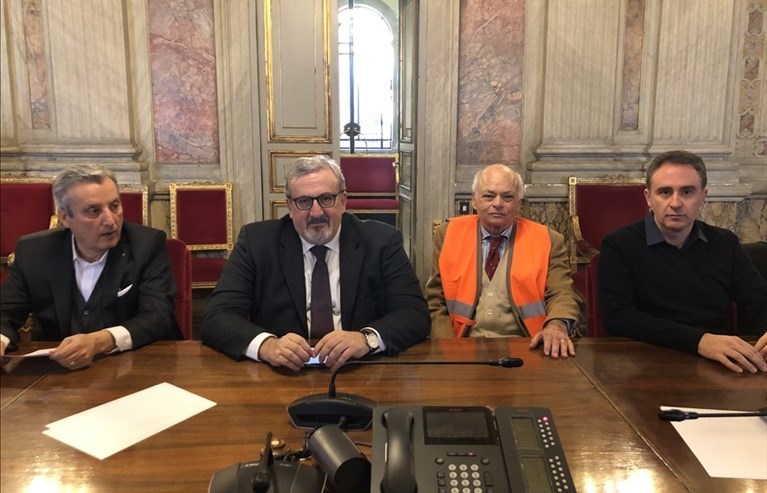Gilet arancioni con Emiliano
