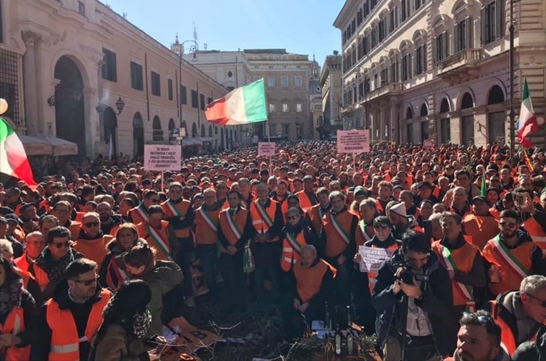 La manifestazione dei gilet arancioni a Roma