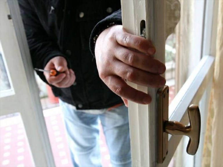 Tentano il furto in villa, ladri messi in fuga dai vigilantes