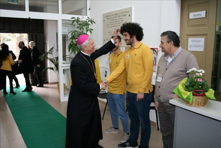 Il vescovo Cornacchia in visita al "Tannoia"