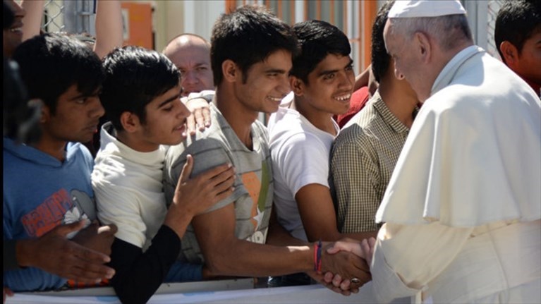 migranti con Papa Francesco