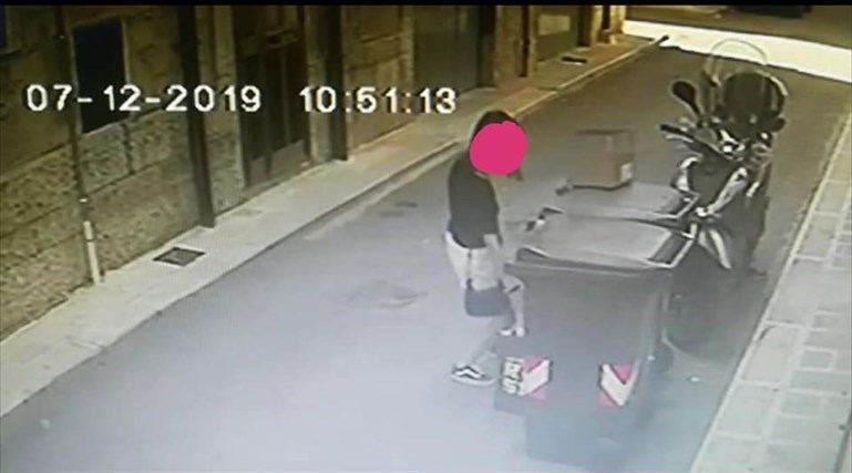 Ragazza ripresa dalla videosorveglianza di un negozio mentre abbandona i rifiuti in pieno centro