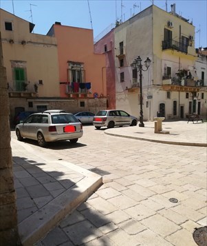 Parcheggi selvaggi in Largo Cirillo
