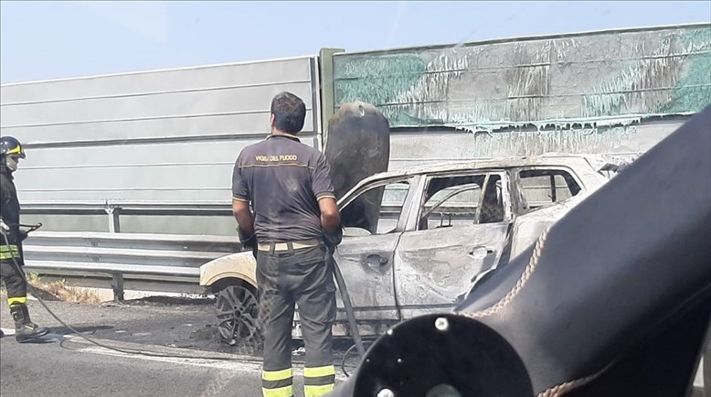 Auto in fiamme