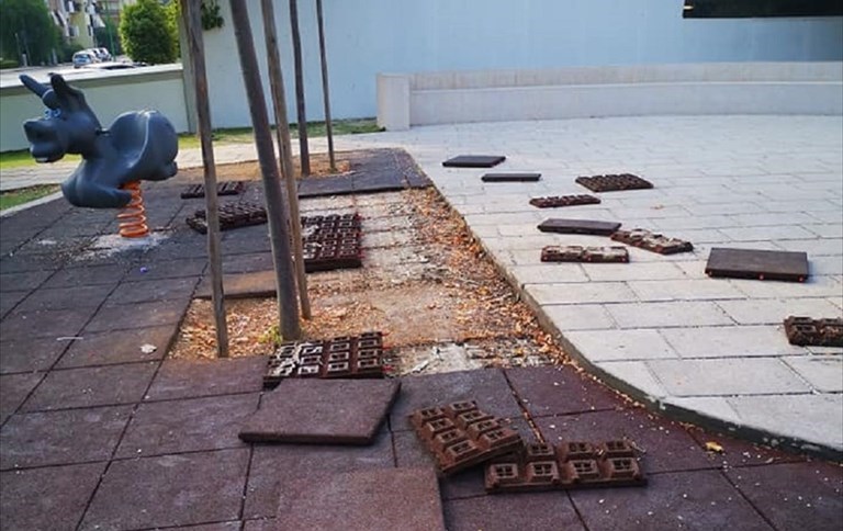 Danni ai giardini di Via Indipendenza