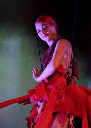 La danza aerea di Elisa Barucchieri al Raduno degli Attacchi d'Epoca