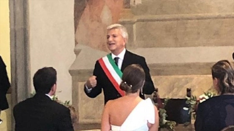 Nichi Vendola celebra le nozze tra Nicola Fratoianni ed Elisabetta Piccolotti