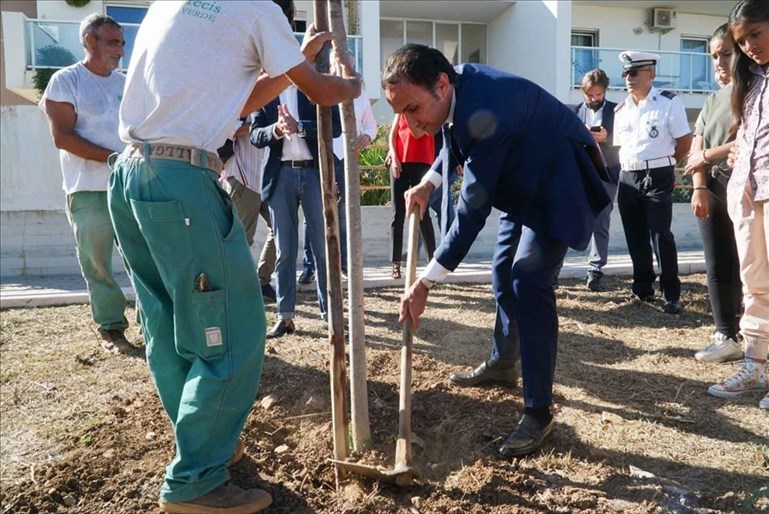 Il campione paralimpico Luca Mazzone e il sindaco regalano due tigli alla città
