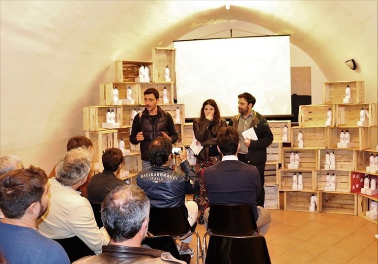 La campagna #plasticfree de La Corrente è un successo: 200 le borracce distribuite