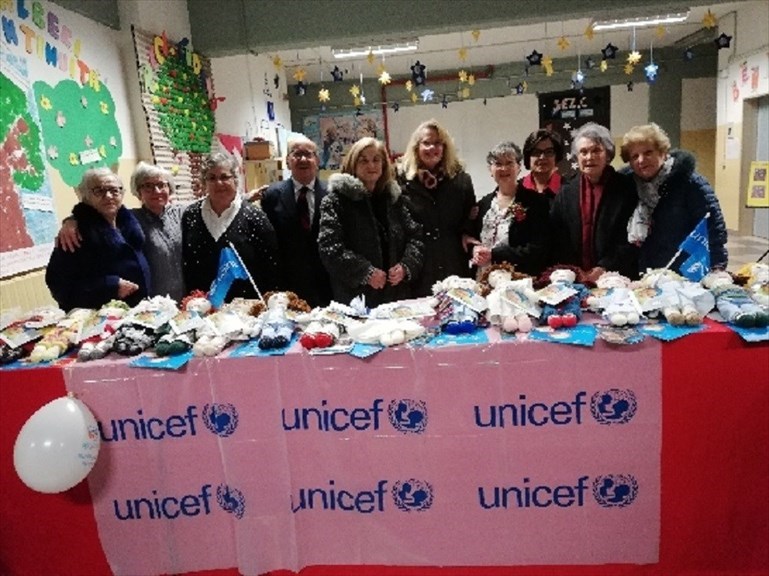 Il ricavato delle pigotte dell'Università della Terza Età per l'Unicef