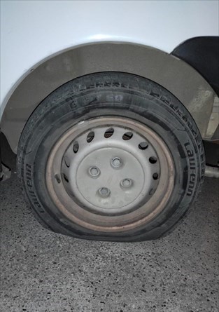 Vandali in azione in centro: cassette della posta bruciate e copertoni d'auto tagliati