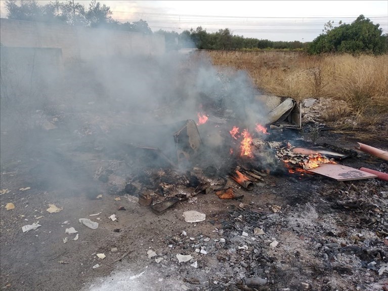 Duplice incendio nelle campagne: elettrodomestici e rifiuti speciali bruciati per ricavare rame