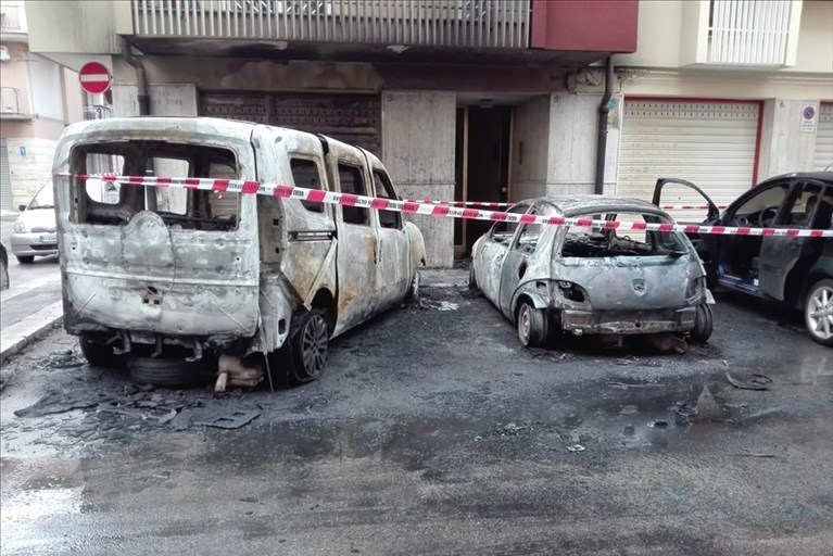 Due auto in fiamme in zona stazione
