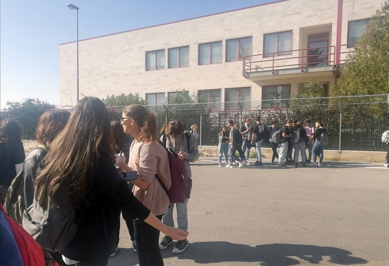 Studenti all'uscita del liceo scientifico Tedone