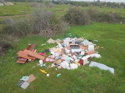 L'emergenza non ferma gli incivili: rifiuti abbandonati in Via Chicoli