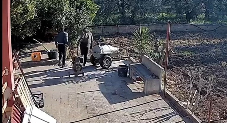 Provano a rubare mezzi agricoli da una villetta