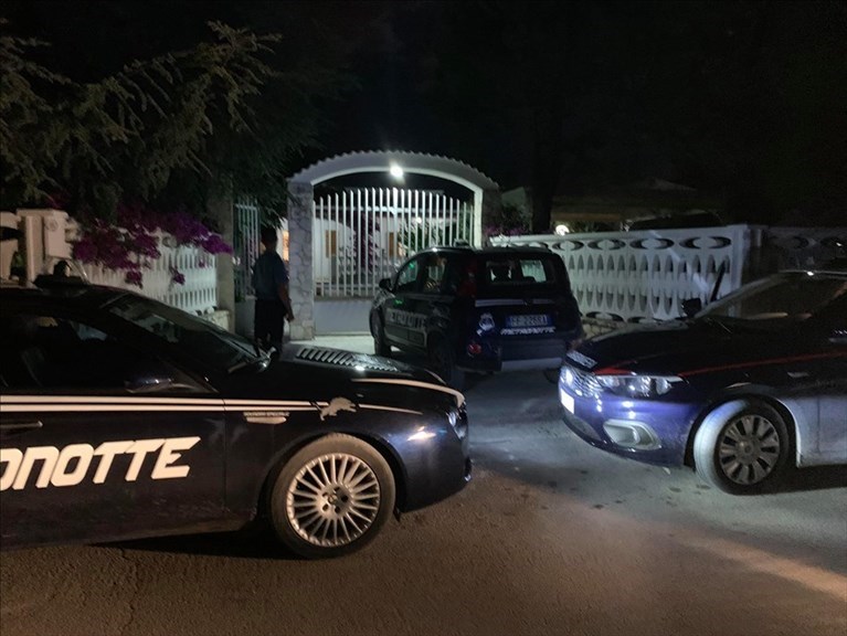 Recidono la rete metallica e si introducono in una villetta