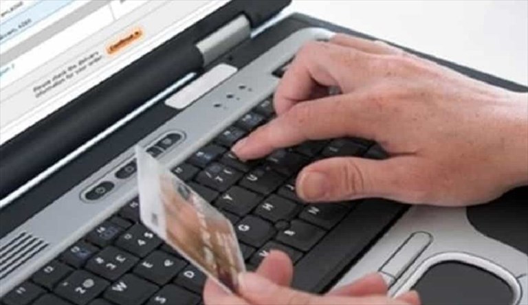 Vendeva profumi on line senza spedirli