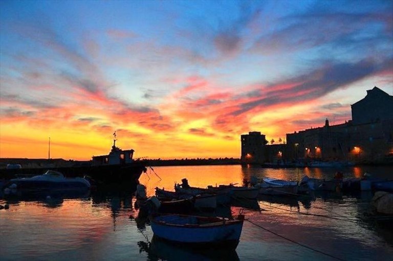 Le luci dell'alba sul porto di Giovinazzo
