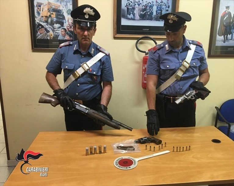 Girava tra Sovereto e Terlizzi con pistole e fucile: arrestato un 50enne