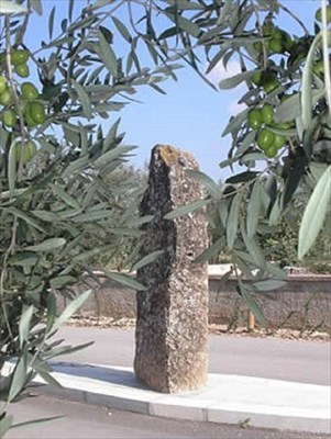 Breve storia del menhir arenato da anni nel parcheggio del Mercato dei Fiori