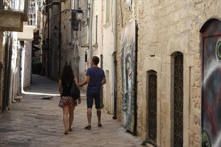 Turisti inglesi a spasso per il centro storico