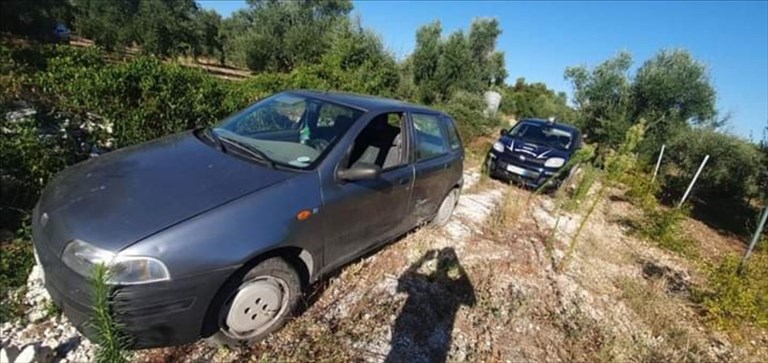 Ritrovata nelle campagne un'auto rubata