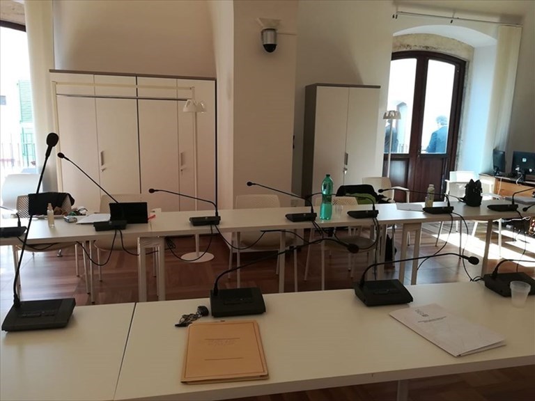 Salta il consiglio comunale. L'opposizione: «Mancanza di rispetto