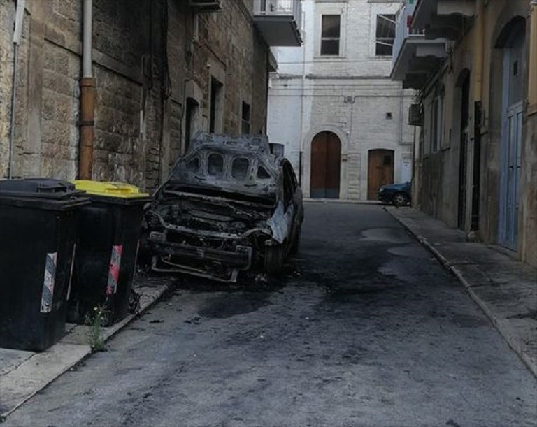 Auto in fiamme in Via Deledda nella notte