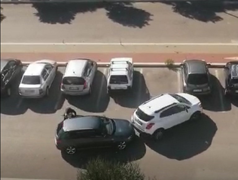 Rubano un'auto in Viale dei Giardini