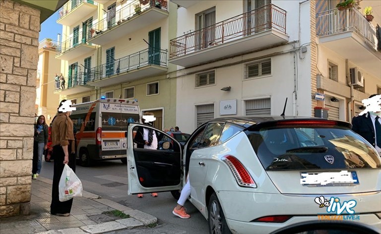 Donna investita da un'auto in Via Tripoli